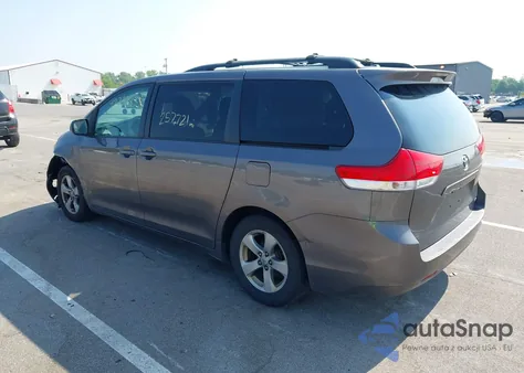 2012 Toyota Sienna Le V6 8 Passenger z USA, uszkodzony, nr VIN 5TDKK3DC5CS184085